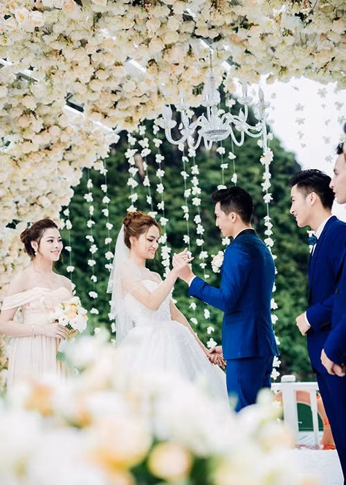 Trong MV, Hương Giang kết đôi với một hot boy. Ảnh: Công Lý