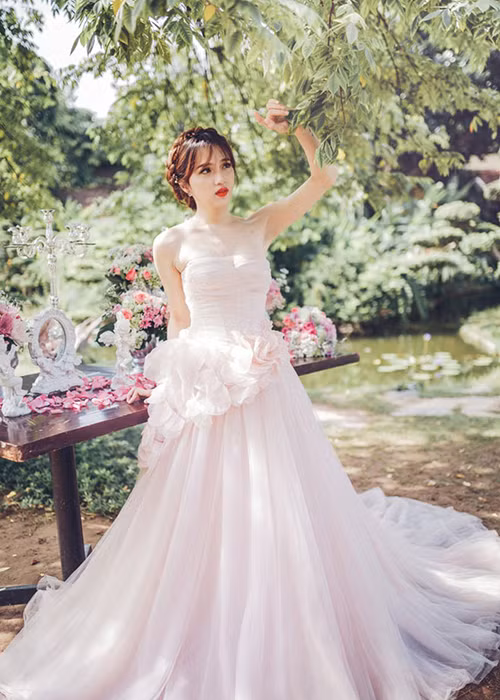 Trước khi tìm được nửa kia đích thực để cùng xây dựng tổ ấm hạnh phúc, Hương Giang không ít lần mặc váy cưới. Ảnh: Lao động