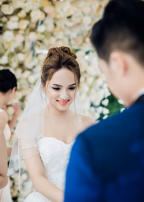 Trong một MV âm nhạc, Hương Giang cũng hóa thân cô dâu. Ảnh: Công Lý