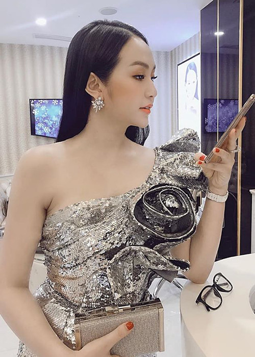 Thu Hương không chỉ đẹp đằm thắm mà còn giao tiếp khéo léo, chứng tỏ sự giỏi giang trong công việc kinh doanh.