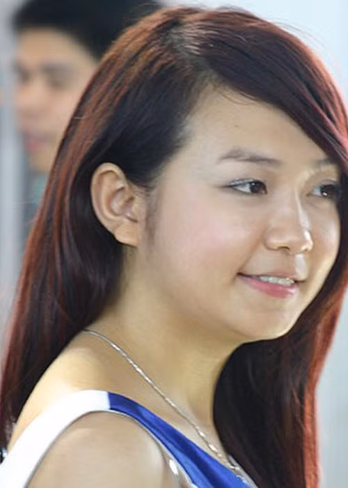 Khi còn làm PG cho nhãn hàng, bà xã của Tuấn Hưng sở hữu thân hình khá tròn trịa, nước da ngăm đen. Ảnh: Người đưa tin