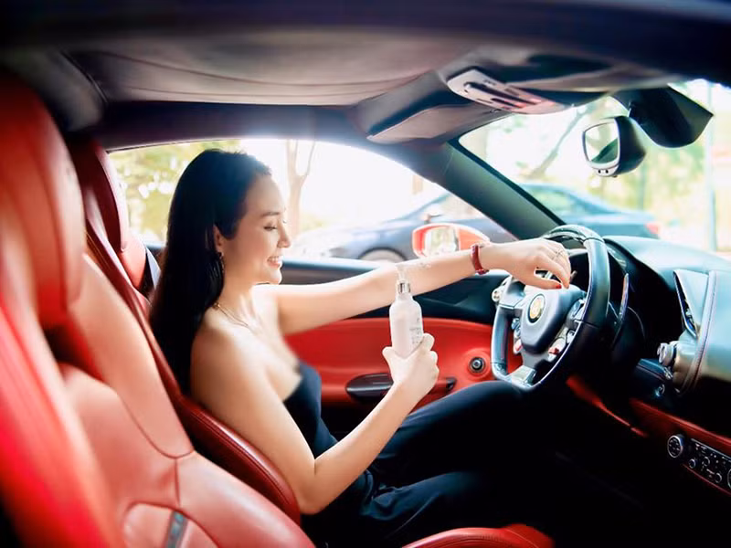 Bà xã Tuấn Hưng thường xuất hiện với vẻ ngoài quyến rũ, chỉn chu.