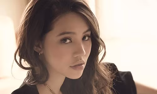 Jolie Nguyen doi avatar den, dang bia mo chinh minh gay hoang mang