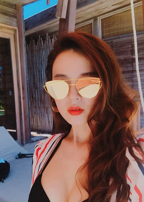 Hot girl gốc Sài thành của hiện tại chỉ thi thoảng mới diện trang phục khoe vòng một, trong khi trước đây không ít lần mặc hở bạo.