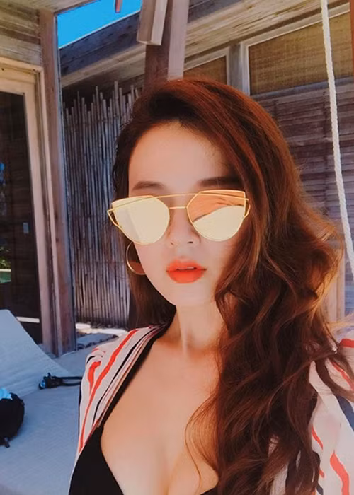 Hot girl gốc Sài thành của hiện tại chỉ thi thoảng mới diện trang phục khoe vòng một, trong khi trước đây không ít lần mặc hở bạo.