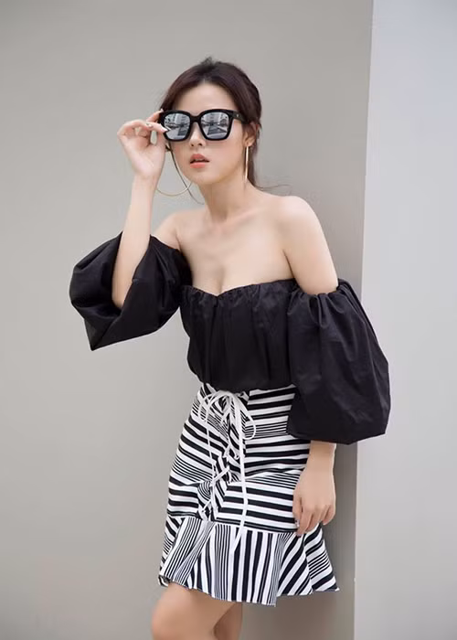 Vẻ gợi cảm của Midu khiến người đối diện khó rời mắt.