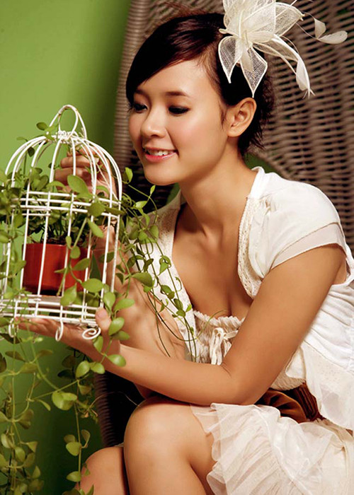 Năm 2011, khi vướng nghi vấn dao kéo vòng một, Midu lập tức phủ nhận. Ảnh: Khám phá