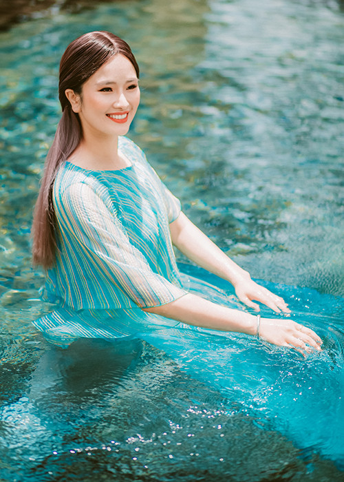  Cao Thùy Dương vừa có chuyến đi Đà Lạt chụp ảnh quảng bá cho cuốn tự truyện sắp ra mắt của cô.