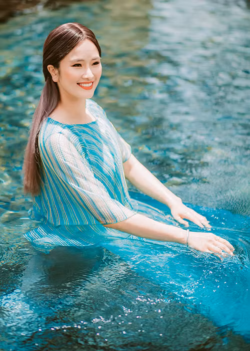  Cao Thùy Dương vừa có chuyến đi Đà Lạt chụp ảnh quảng bá cho cuốn tự truyện sắp ra mắt của cô.