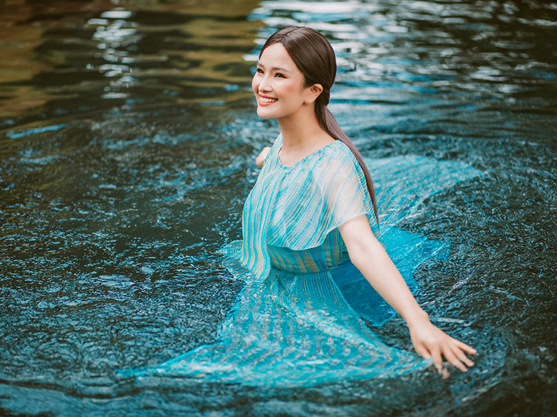 Người đẹp sinh năm 1987 thự hiện nhiều concept khác nhau để tái hiện bản thân ở nhiều giai đoạn trong cuộc đời.