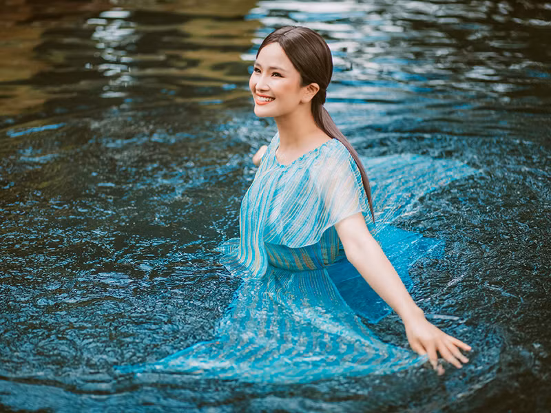 Người đẹp sinh năm 1987 thự hiện nhiều concept khác nhau để tái hiện bản thân ở nhiều giai đoạn trong cuộc đời.