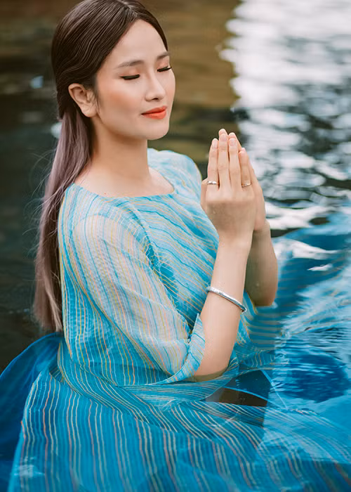 Cao Thùy Dương lúc thì ngây thơ, khi lại quyền lực, sang trọng.