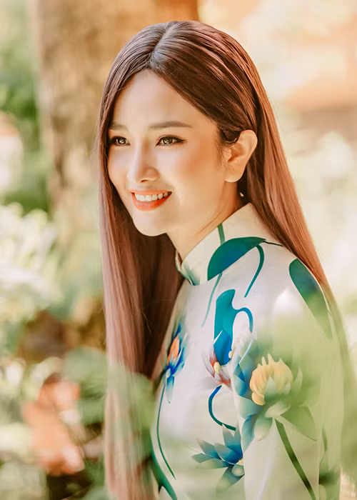 Trong cái lạnh của Đà Lạt, Thùy Dương không ngại trầm mình xuống bể bơi hay dậy từ 3-4h sáng để có những bức hình ưng ý.