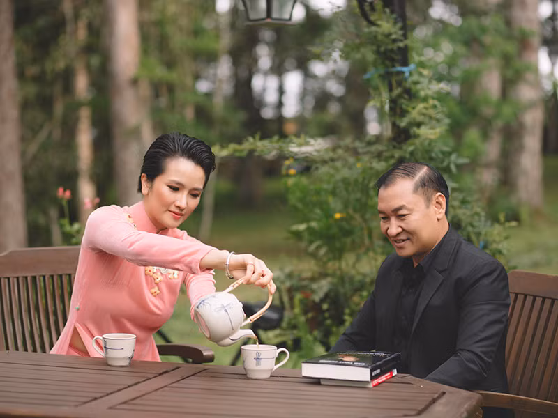 Cao Thùy Dương sinh năm 1987, trong một gia đình nghèo ở Yên Bái. Cô đoạt giải tài năng tại cuộc thi Hoa hậu Thể thao 2007 và Hoa hậu được yêu thích nhất tại cuộc thi Hoa hậu Quốc tế tổ chức ở Macau năm 2008.