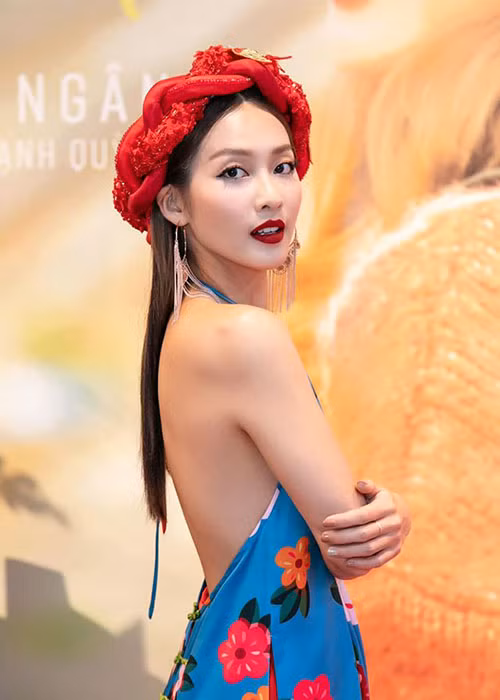 Nữ diễn viên sở hữu vòng eo con kiến nhưng vòng một khá khiêm tốn.