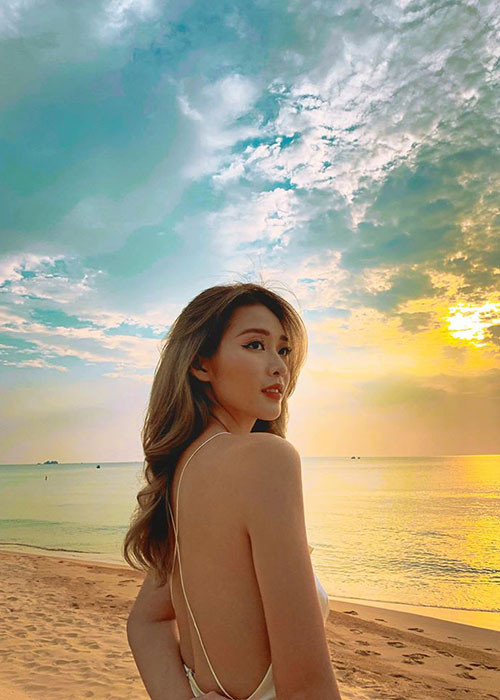 Khả Ngân mặc đồ táo bạo, chụp ảnh bán nude.