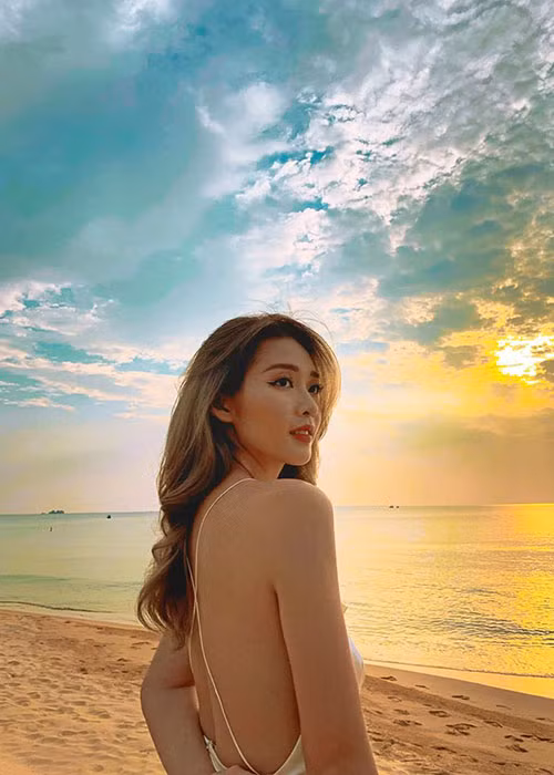 Khả Ngân mặc đồ táo bạo, chụp ảnh bán nude.
