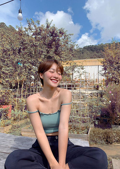 Khả Ngân chia sẻ về mái tóc tém: “Lúc cắt 20cm tóc, tôi suýt chút nữa bật khóc vì quá tiếc. Nhưng vì muốn bản thân có hình ảnh mới, phải thật khác đi những gì khán giả vẫn thấy thì phải chấp nhận thôi”,