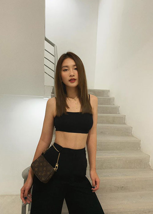 "Giờ tôi cảm thấy, số tuổi và cuộc sống thay đổi, bản thân tôi cũng phải có sự mới mẻ. Tôi không thể mãi đáng yêu, bánh bèo như xưa", Khả Ngân chia sẻ trên Zing.