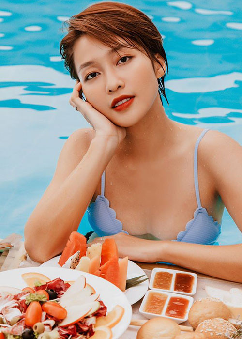 Khả Ngân cá tính nhưng vẫn không kém phần gợi cảm.