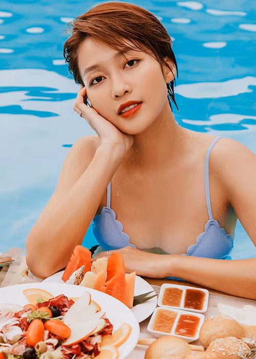 Khả Ngân cá tính nhưng vẫn không kém phần gợi cảm.