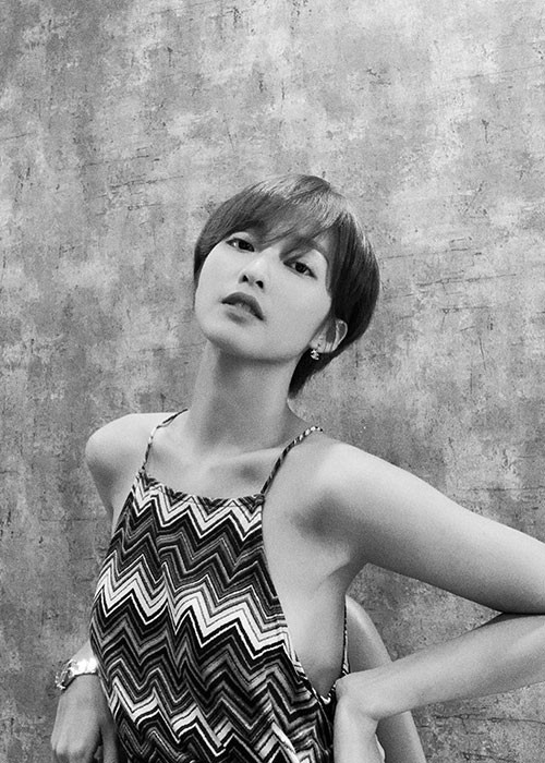 Cô cắt phăng mái tóc dài thường thấy để thay đổi sang hình ảnh tomboy.