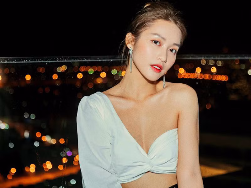 Nữ diễn viên thử sức ở nhiều công việc khác nhau cũng như liên tục thay đổi phong cách thời trang.