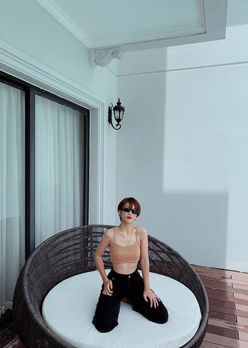 Gần đây, nữ diễn viên phim “Hậu duệ mặt trời' bản Việt thay đổi phong cách từ dịu dàng kín đáo sang cá tính, quyến rũ.