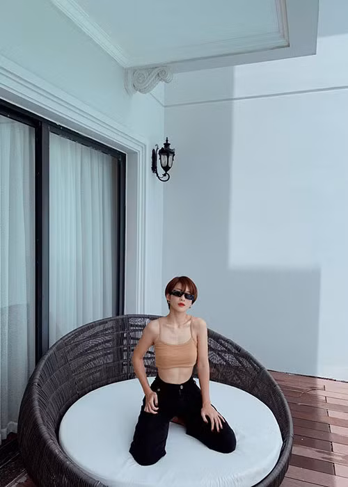 Gần đây, nữ diễn viên phim “Hậu duệ mặt trời' bản Việt thay đổi phong cách từ dịu dàng kín đáo sang cá tính, quyến rũ.