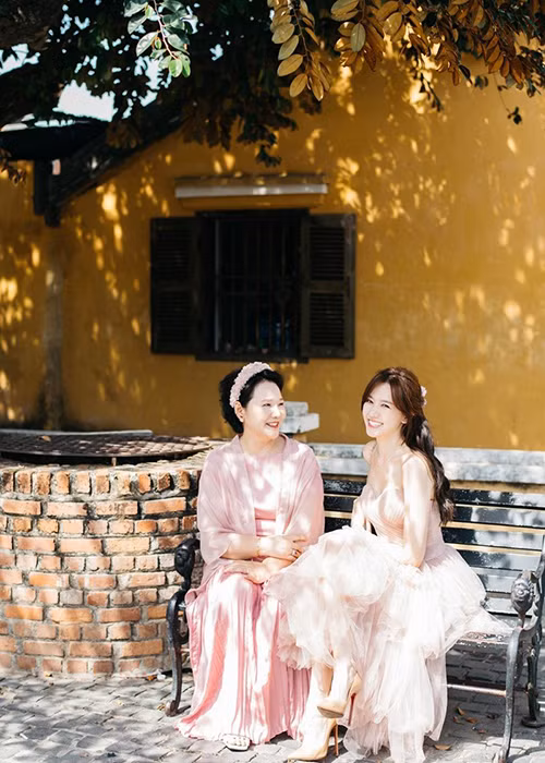 Hari Won hạnh phúc khi ở bên mẹ. Ảnh: Vietnamnet