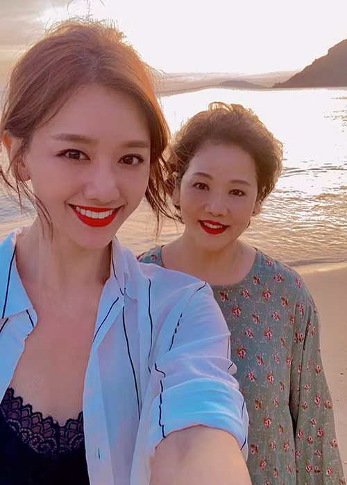 Mới đây, nữ ca sĩ tổ chức một chuyến du lịch riêng cùng mẹ ruột.