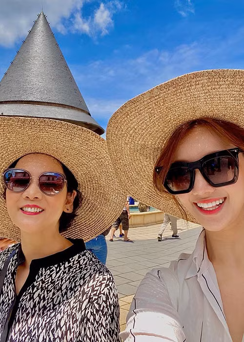 Hari Won từng tiết lộ, dù đã lập gia đình nhưng cô vẫn được mẹ chiều chuộng, yêu thương như thời còn con gái.