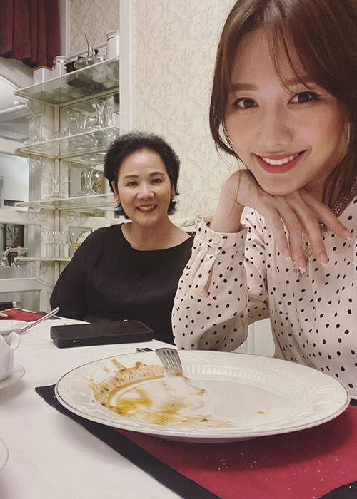 Sau đám cưới của Hari Won, bà Lee Sook Hee thoải mái xuất hiện trước công chúng.