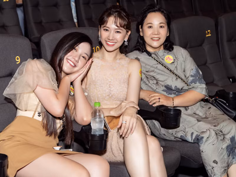 Mẹ ruột của Hari Won được nhiều người khen trẻ đẹp.