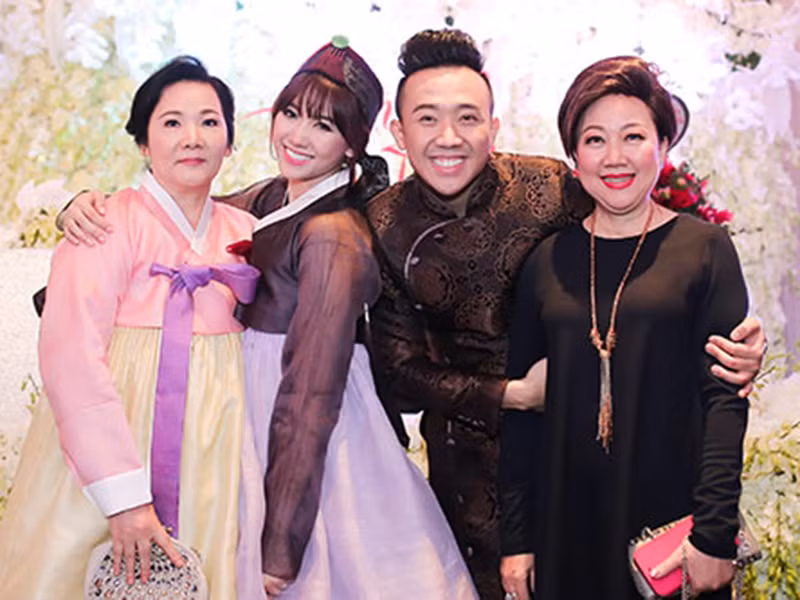 Năm 2016, bà Lee Sook Hee lần đầu lộ diện khi tổ chức đám cưới cho Hari Won và Trấn Thành. Ảnh: Khám phá