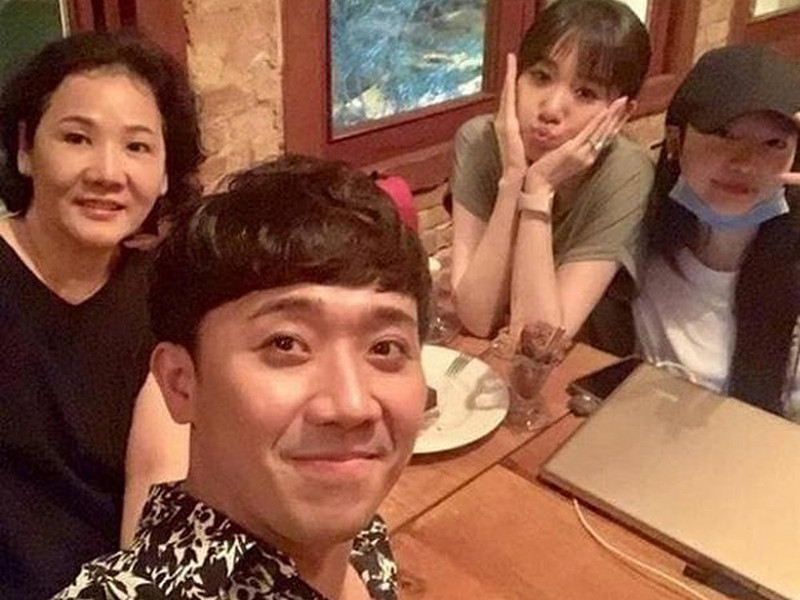 Đã 4 năm làm rể nhưng Trấn Thành không gọi mẹ ruột của Hari Won là mẹ vợ mà gọi là "chị Sook Hee". Trấn Thành giải thích vì bà rất trẻ trung và hài hước, lại còn hay trêu con rể.