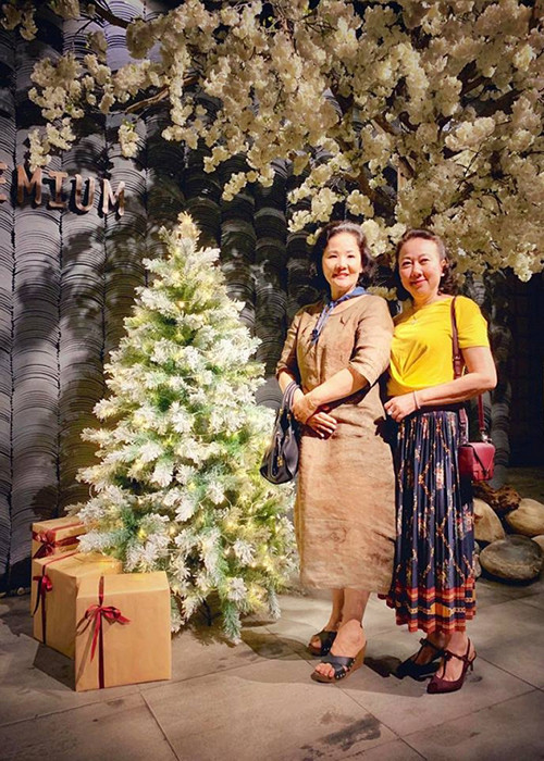 Mẹ đẻ và mẹ chồng của Hari Won có mối quan hệ khá tốt đẹp. Mời quý độc giả xem video "Trấn Thành - Hari Won xuất hiện trên sách Hàn Quốc". Nguồn VTC Now 