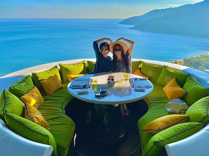 Hari Won thường xuyên đưa mẹ đi ăn uống, du lịch.