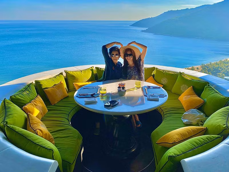 Hari Won thường xuyên đưa mẹ đi ăn uống, du lịch.