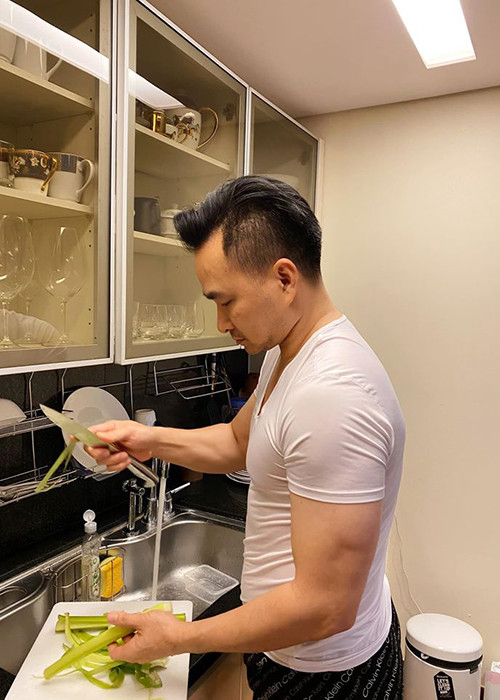 Chi Bảo thậm chí vào bếp nấu ăn cho Lý Thùy Chang.