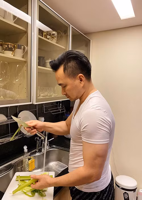 Chi Bảo thậm chí vào bếp nấu ăn cho Lý Thùy Chang.