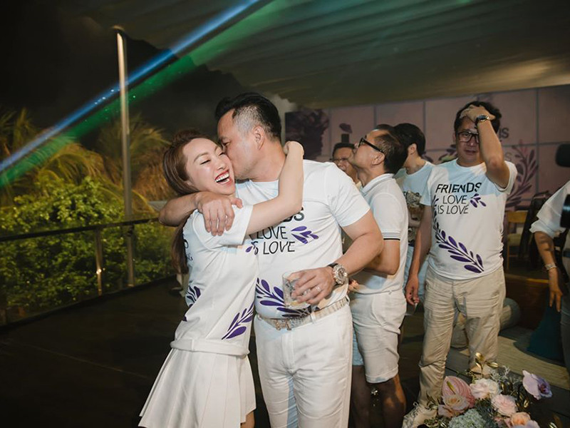 Sau khi công khai hẹn hò, Chi Bảo và Lý Thùy Chang dính như hình với bóng.