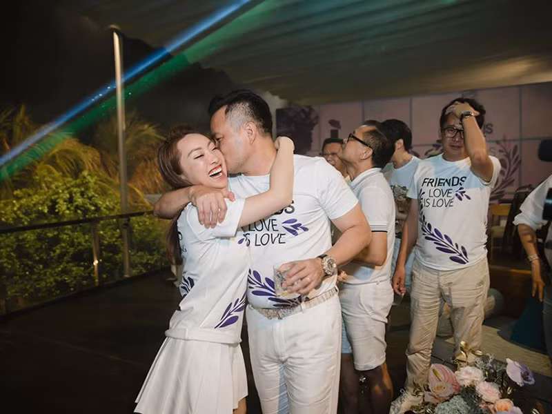 Sau khi công khai hẹn hò, Chi Bảo và Lý Thùy Chang dính như hình với bóng.