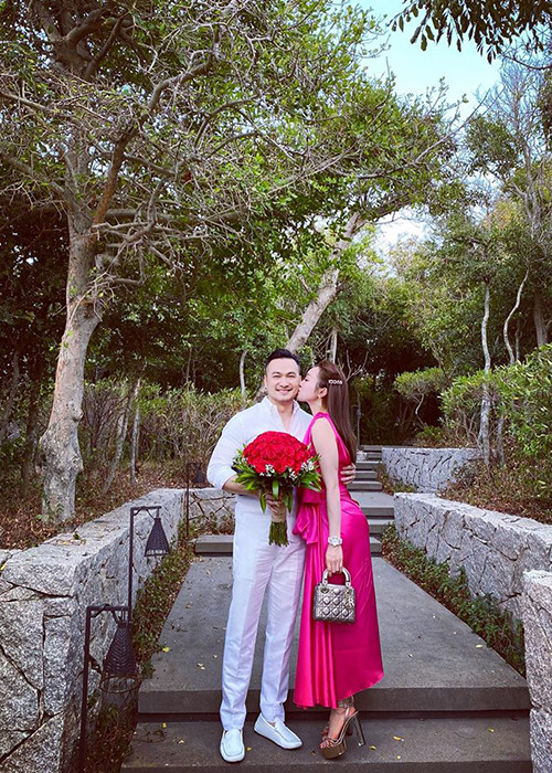 Cách đây 1 năm, đôi uyên ương công khai hẹn hò sau một thời gian giấu kín chuyện tình cảm.