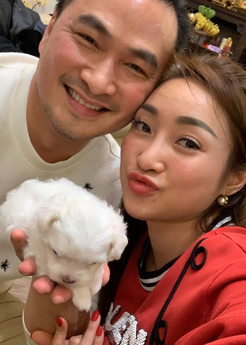 Lý Thùy Chang cũng xây dựng mối quan hệ tốt với gia đình của Chi Bảo từ mẹ ruột đến con trai, vợ cũ của nam diễn viên.