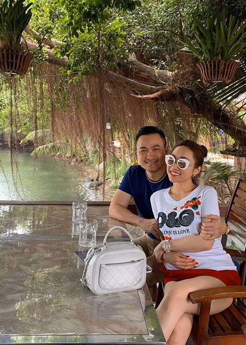 Lý Thùy Chang chia sẻ, bạn trai đều đặn hỏi thăm sức khỏe của gia đình nên mẹ của cô còn thương Chi Bảo hơn cả cô.