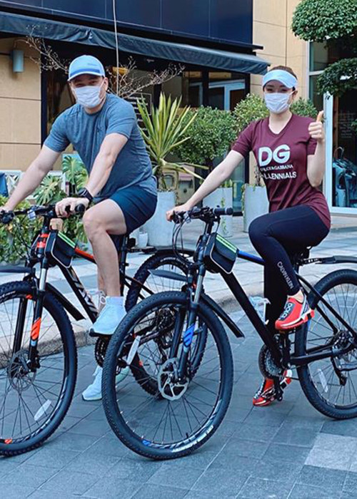 Chi Bảo không ngại thể hiện sự quan tâm dành cho bạn gái. Đó là sự thay đổi rất lớn của nam diễn viên vốn rất kín tiếng.