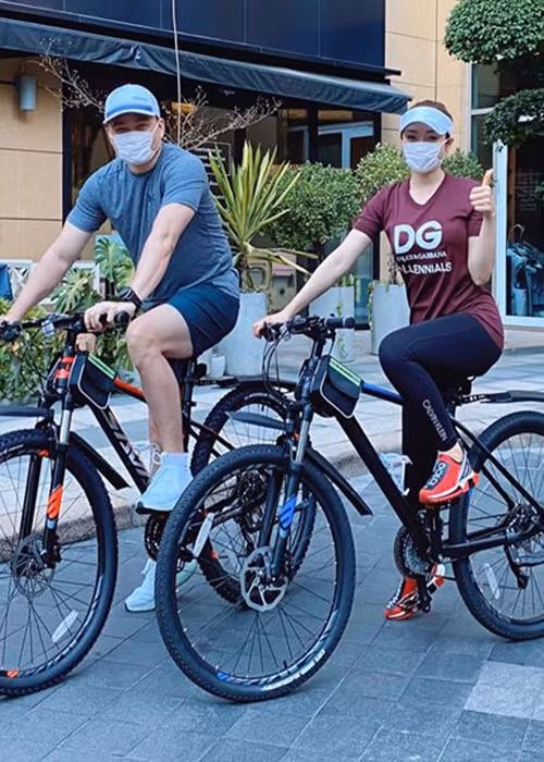 Chi Bảo không ngại thể hiện sự quan tâm dành cho bạn gái. Đó là sự thay đổi rất lớn của nam diễn viên vốn rất kín tiếng.