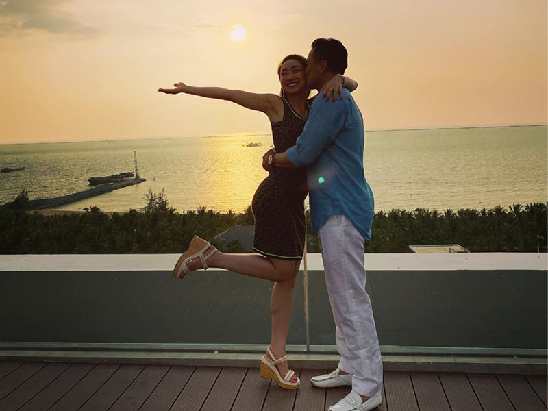 Khoảnh khắc tình tứ của cặp đôi trong một chuyến đi.