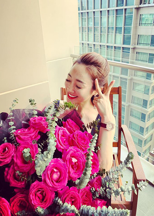 Chi Bảo rất chiều chuộng Lý Thùy Chang. Anh tặng quà bạn gái mỗi ngày lễ, dịp kỷ niệm.